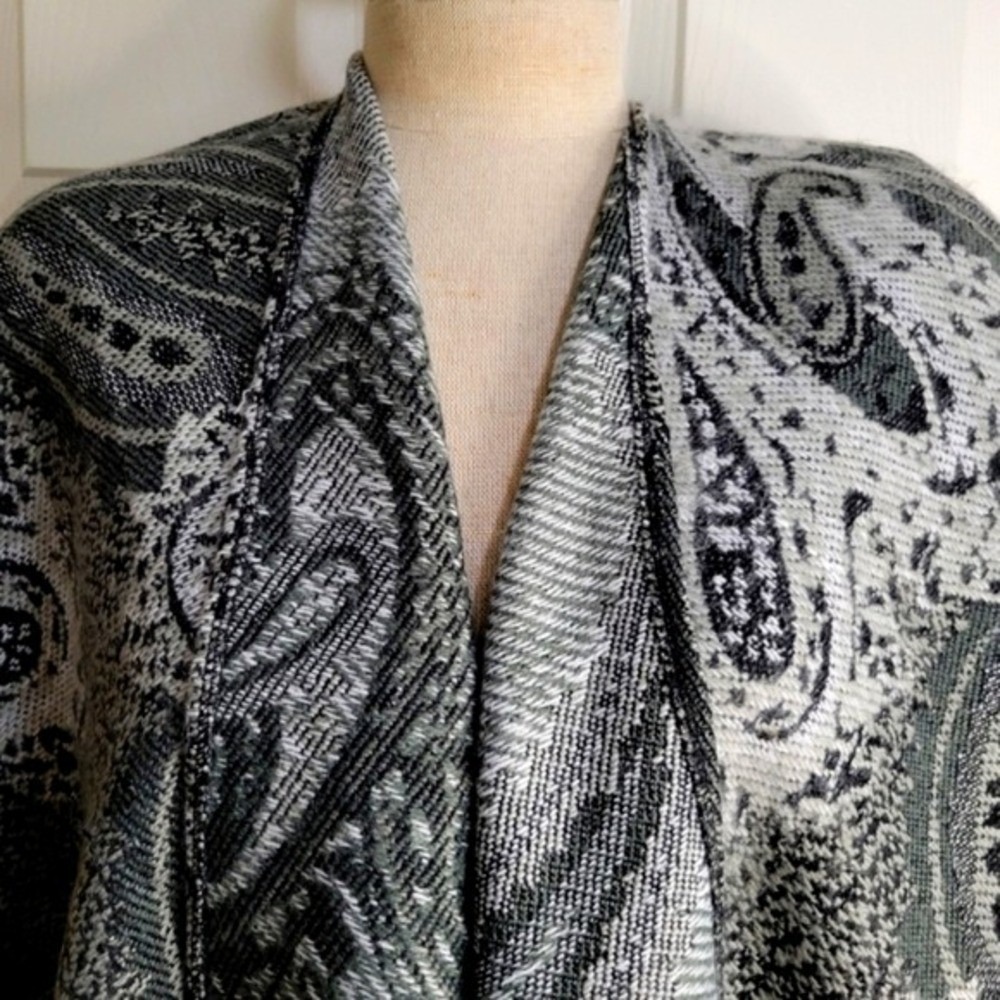 Womans Wrap Shawl Poncho Fringed Paisley Black Gray One Size Boho - Picture 4 of 9